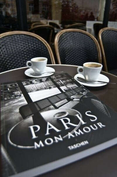 Посидеть в парижском кафе за чашечкой кофе))