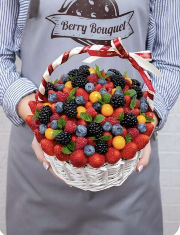 Корзинка со свежими ягодами: клубника, голубика,малина