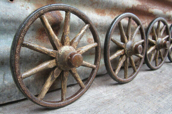 Набор деревянных колес от телеги