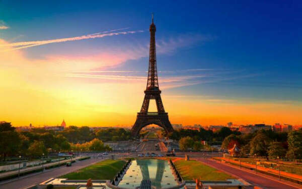 Посетить Париж.