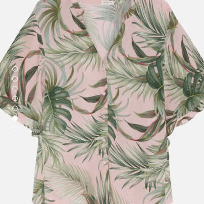 Рубашка с тропическим принтом на розовом фоне
