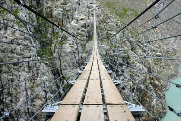 Перейти по подвесному мосту Трифт, Альпы, Швейцария