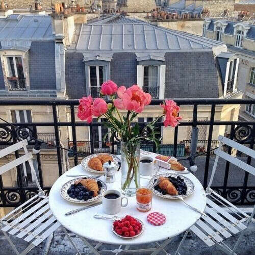 съесть круассан на балконе в Париже