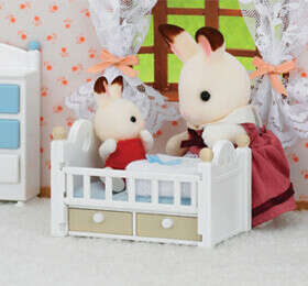 Детский игровой набор Sylvanian Families "Малыш и детская кроватка". арт.2205K