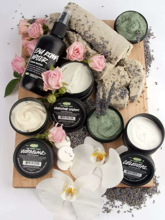 Коробку с масками от Lush