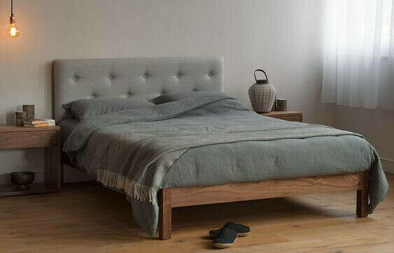 Кровать с мягким матрасом 180 см