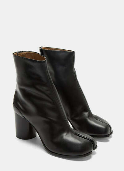 HOOKED TABI BOOTS IN BLACK
