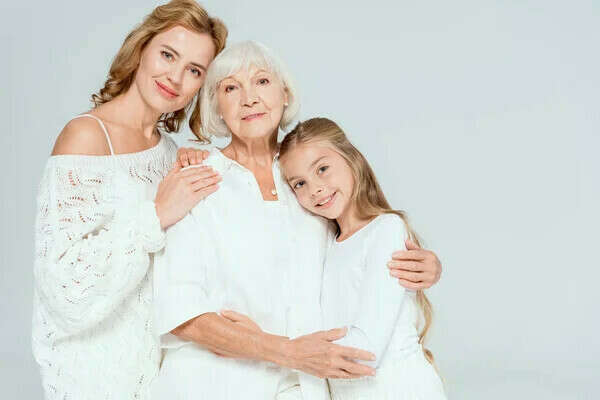 На Заказ картина маслом [Я, Мама, Бабушка]. Но чтобы мы были молодыми на этой картине, все трое. В белых платьях, на былом фоне.
