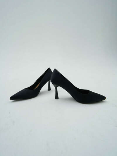 Туфли на шпильке в черном цвете