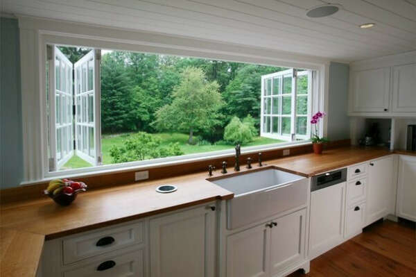 Рабочая зона на кухне с окном с видом на лес