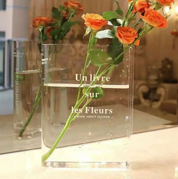 стеклянная ваза в форме книги прозрачная