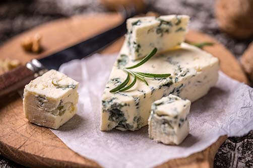 Сыр с плесенью (бри, камамбер, блю и т.д.)