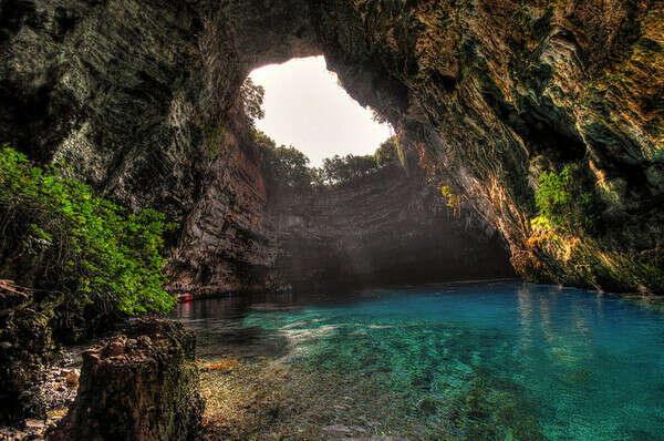 Пещера Melissani в Греции