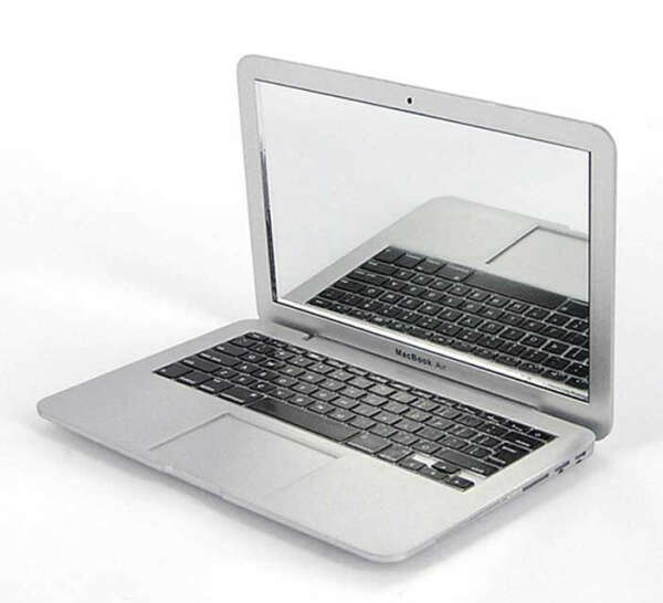MacBook-зеркальце