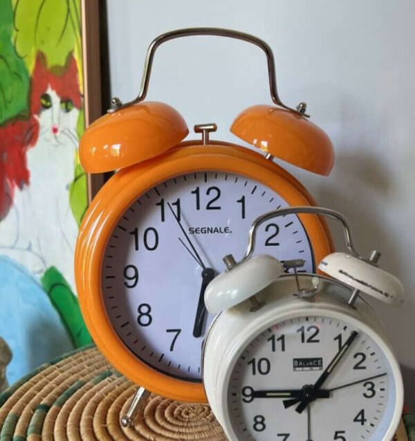 Большой яркий ретро будильник оранжевый 🍊