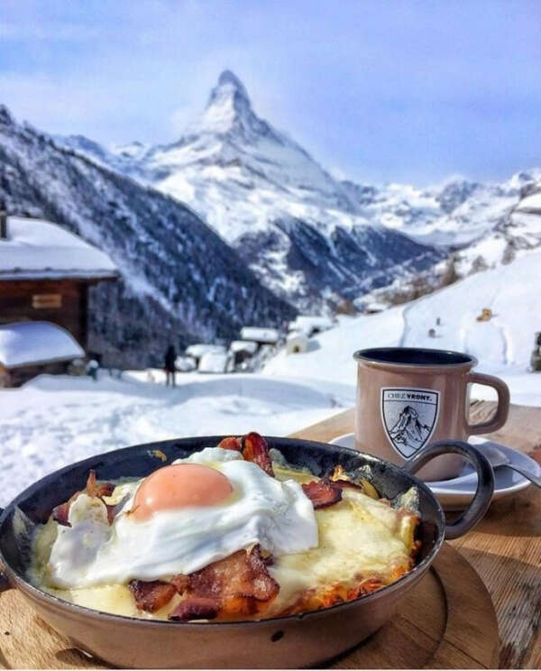 Посетить европейский горнолыжный курорт и позавтракать в горах