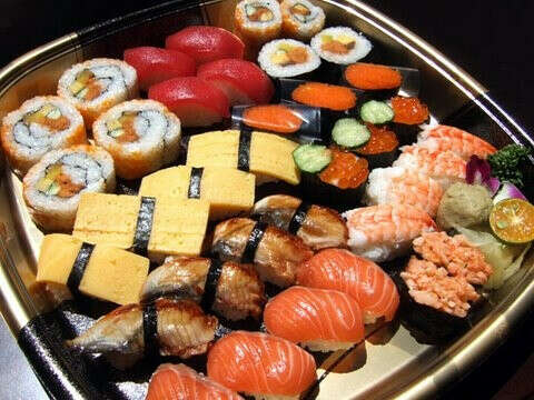 Готовить суши=)