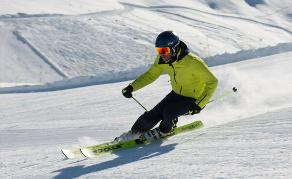 Покататься на сноуборде или горных лыжах