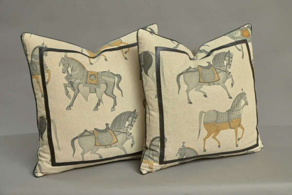 Декоративные подушки с конями