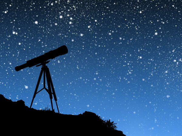 смотреть на звезды в телескоп