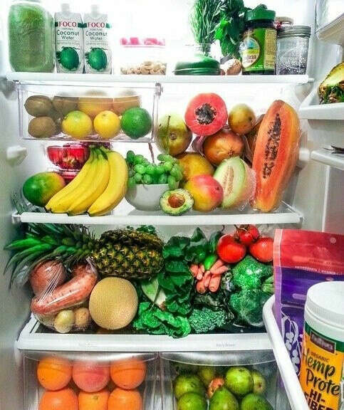 полный холодильник овощей и фруктов
