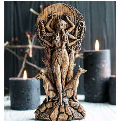 Фигурка богини Гекаты (из дуба)
