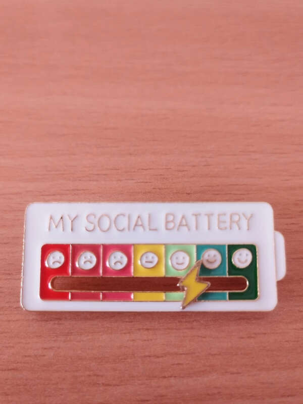 Значок металлический социальная батарея