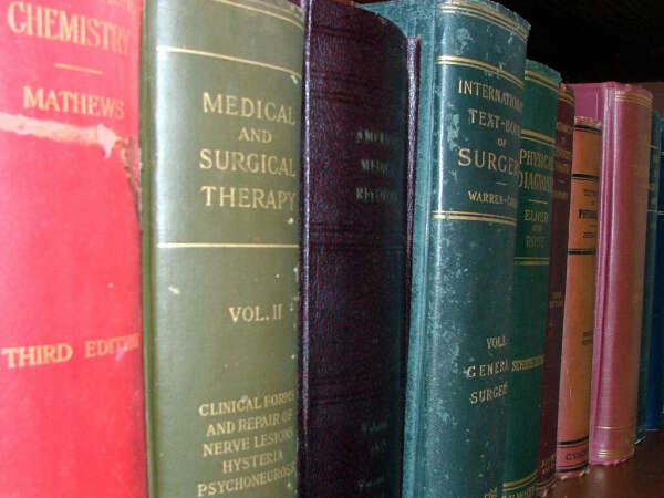 Старые медицинские книги, редкая литература подобного рода.