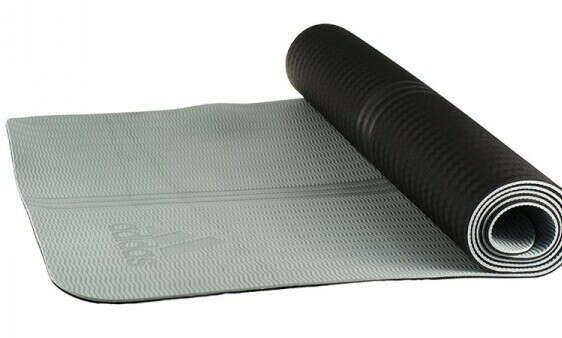 Черный коврик для йоги