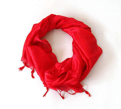 Легкий красный шарф