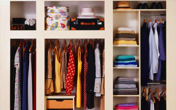 Навести порядок в шкафу с одеждой