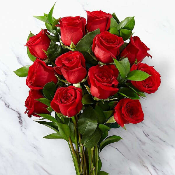 BEAUTIFUL BOUQUET OF RED ROSES