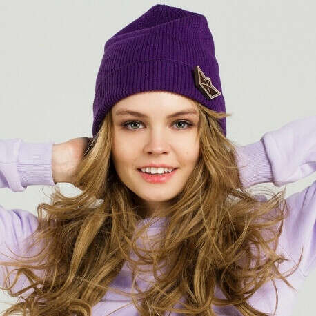 Купить фиолетовую шапку с подворотом - IndigoGift.ru