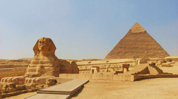 Послушать музыку из Tomb Raider, глядя на египетские пирамиды