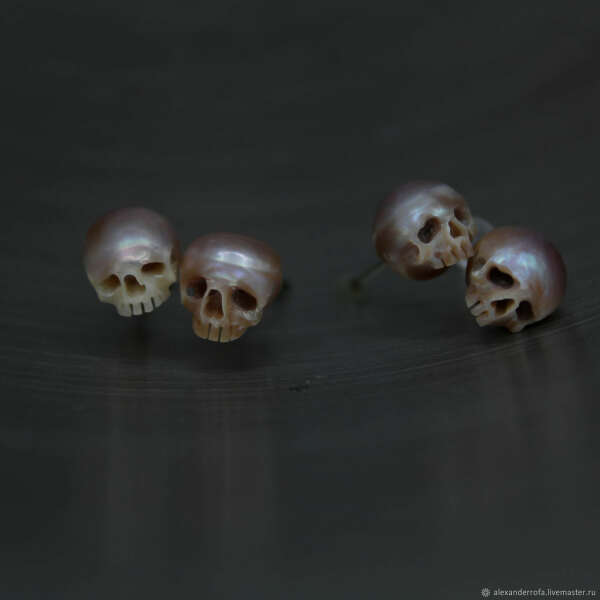 Серьги-пусеты с вставкой из резного жемчуга в виде черепа