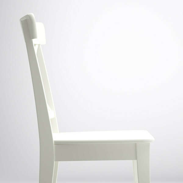 Пара крепких, белых, деревянных стульев
