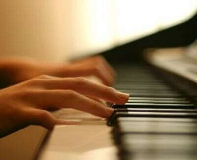 Научиться играть на пианино
