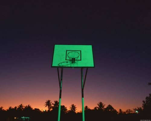 Баскетбольная площадка возле дома