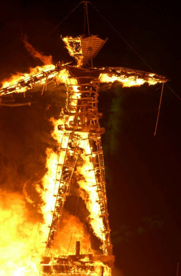 побывать на фестивале Burning Man