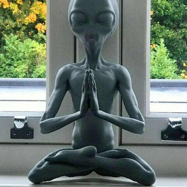 Медитирующая статуя инопланетянина