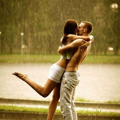 поцеловаться под дождём