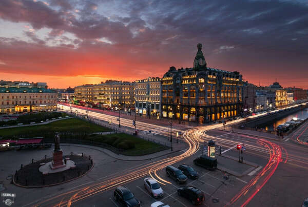 Съездить в Санкт-Петербург и погулять вечером по Невскому