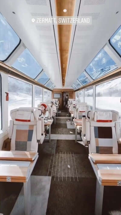 Панорамный поезд зимой в Швейцарии