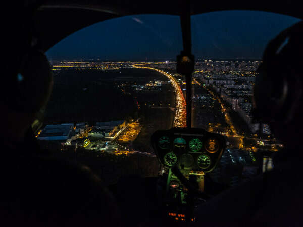 Полет на вертолете над вечерней Москвой