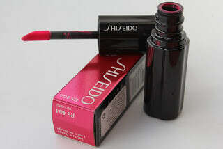 Жидкая помада-лак Shiseido Lacquer Rouge Disco RS404 – ярко-розовый