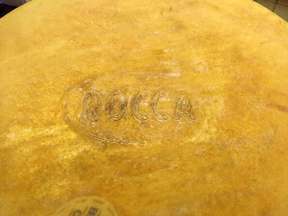 "маленький" круг сыра Rocca Parmigiano Reggiano