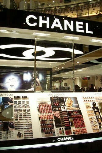 Косметику Chanel