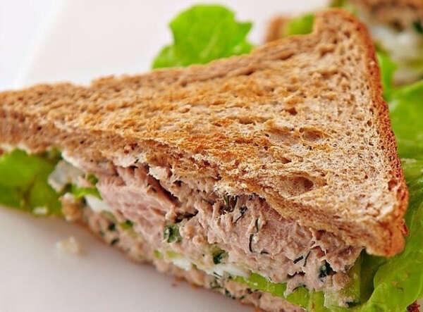 Сендвич с рыбой (тунец или сардина)