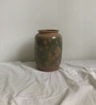 Красивый старый керамический горшок или вазу