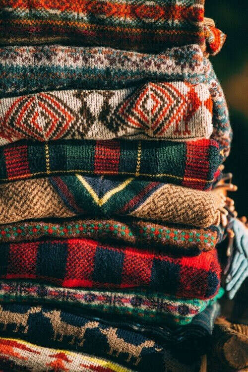 Много свитеров с оленями.